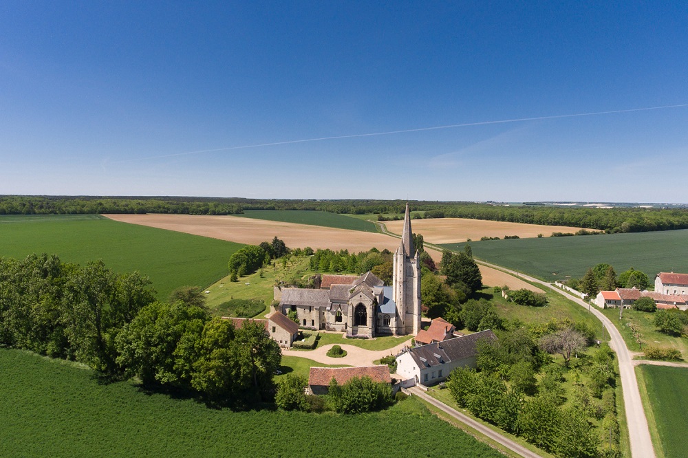 Abbaye de Bois-Aubry à Luzé, et plaine vallonnée du richelais. ©Nicolas Van Ingen / PNR Loire-Anjou-Touraine