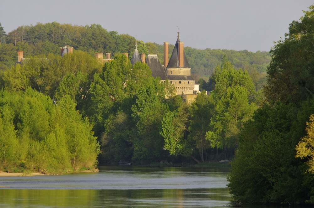 Vue depuis la Loire sur la Forteresse de Langeais © Philippe Body /PNR Loire-Anjou-Touraine