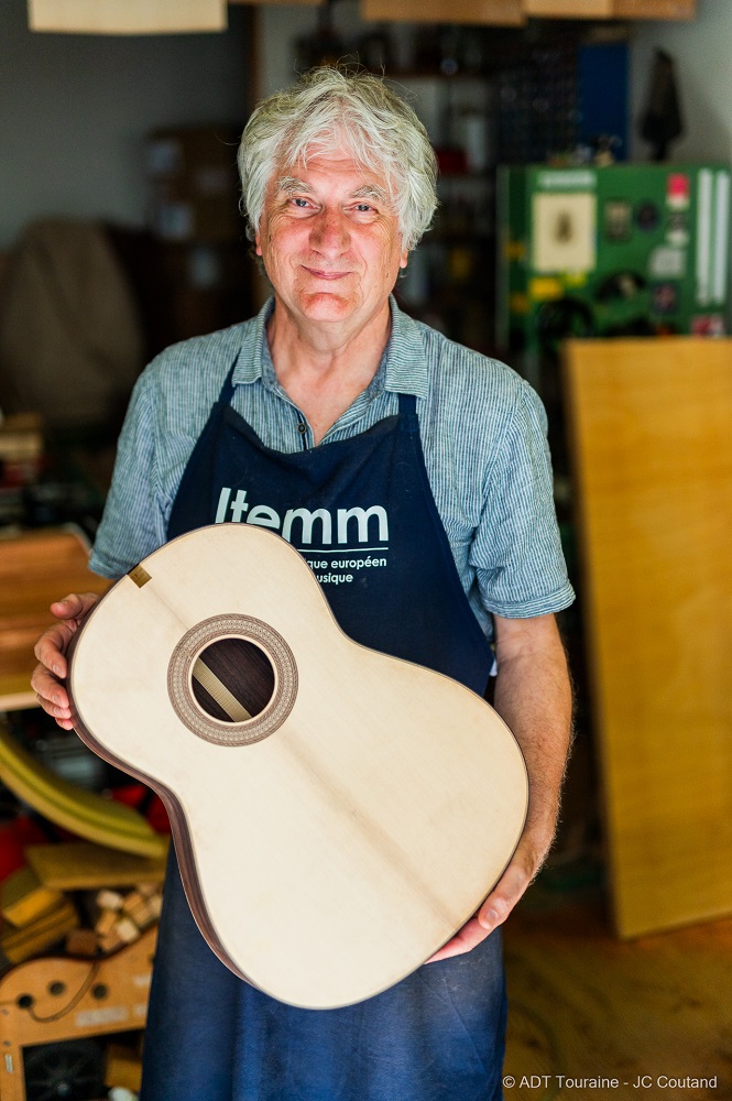 Alain Raifort, luthier.