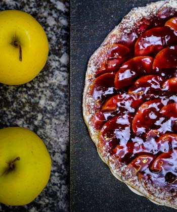 La tarte vigneronne, un gâteau parfait pour un dessert imaginé par la pâtisserie Ayrole à Chinon, accompagnée de ses pommes, à découper en fine tranches et à recouvrir de confiture ou de gelée de vin de Chinon pour respecter la recette officielle sans crème, sucre gélifiant, chocolat ou citron, parmi les nombreuses autres recettes similaires de tarte vigneronne aux pommes, faites avec de la vanille, du sucre en poudre. Gourmandise attitude, à déguster avec du champagne !