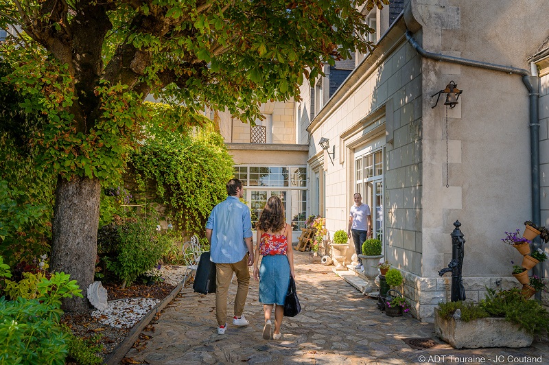 Visiter la Touraine : dormir dans l'une des chambres d'hôtes L'ange est rêveur, à Langeais, en France.