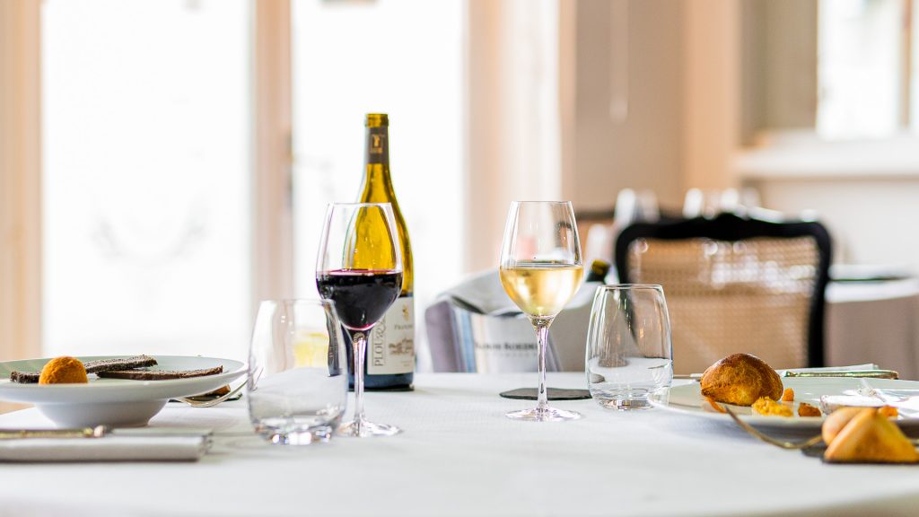 Vin blanc et vin rouge pour accompagner les mets servis à une table d'un restaurant. Mariage des accords mets et vins de Loire, en Touraine.