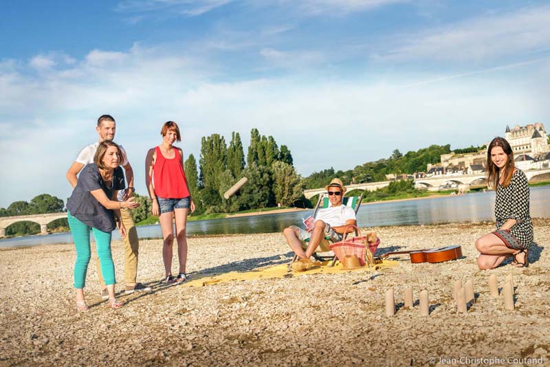 Aire de pique-nique et jeu au soleil sur la plage de Nazelles, face à Amboise. Aire de pique-nique en Indre-et-Loire, 37, France. Le pique-nique en Touraine est un repas pris à l’instant présent en plein air dans un cadre champêtre. Le pique-nique peut être installer par terre sur une nappe ou sur une table de pique-nique. Les aires de pique-nique sont nombreuses en Touraine, vous pourrez trouver beaucoup d’idées d’aire de piques niques sur notre site Internet à marquer dans votre carnet de séjour. La recette du pique-nique est simple, à la différence du casse-croûte ou du sandwich, le pique-nique est un repas simple et avalé rapidement mais qui est préparé à l'avance. Nous retrouvons nos amis et notre famille autour d’un bon pique-nique pour partager un bon moment de détente, nos amis préparent le repas en s’inspirant de recettes pour faire une salade de blanc de poulet, une salade de légumes au thon et au saumon accompagné de morceaux de fromage, une tarte au framboise, un cake au chocolat avec un verre de champagne accompagné d’un peu de caviar ou apportent des fruits comme des pommes, framboises et citron sans oublier le pain et le fromage (tradition français oblige). Le pique-nique est un repas qui s'apprécie en famille ou entre amis dans un endroit choisi pour l’occasion autour d’un bon verre de champagne accompagné d’un petit morceau de chocolat aux framboises. On peut pique-niquer dans la nature, dans les jardins des châteaux de la Loire de Touraine, sur une plage au bord des fleuves et affluents comme ceux de la Loire ou de l’Indre Le pique-nique est aussi un prétexte pour se retrouver en famille ou entre amis dans les plus beaux spots de Touraine et partager ces plus belles recettes de salades de picnic. Le pique-nique idéal est composé de mets froids comme des salades. Les recettes les plus faciles sont une salade de légumes au thon avec des tomates et du fromage, un bento au saumon et aux légumes. Le pique-nique peut être également composé de viandes cuites comme le blanc de poulet à la brochette, merguez de porc, brochettes de dinde ou de poulet, côtes de bœuf grillées au gril (barbecue) avec des herbes de Provence et une sauce tomate à déposer dans le plat. Le verbe pique-niquer pour une bonne conjugaison française. On peut conjuguer à tous les temps, le verbe pique-niquer au masculin à la voix active avec l'auxiliaire avoir. De nombreux synonymes du verbe pique-niquer sont également présent dans la langue français comme : niqueque, niquenous, niquetu, niquevous, niqueils,niqueil, picnic