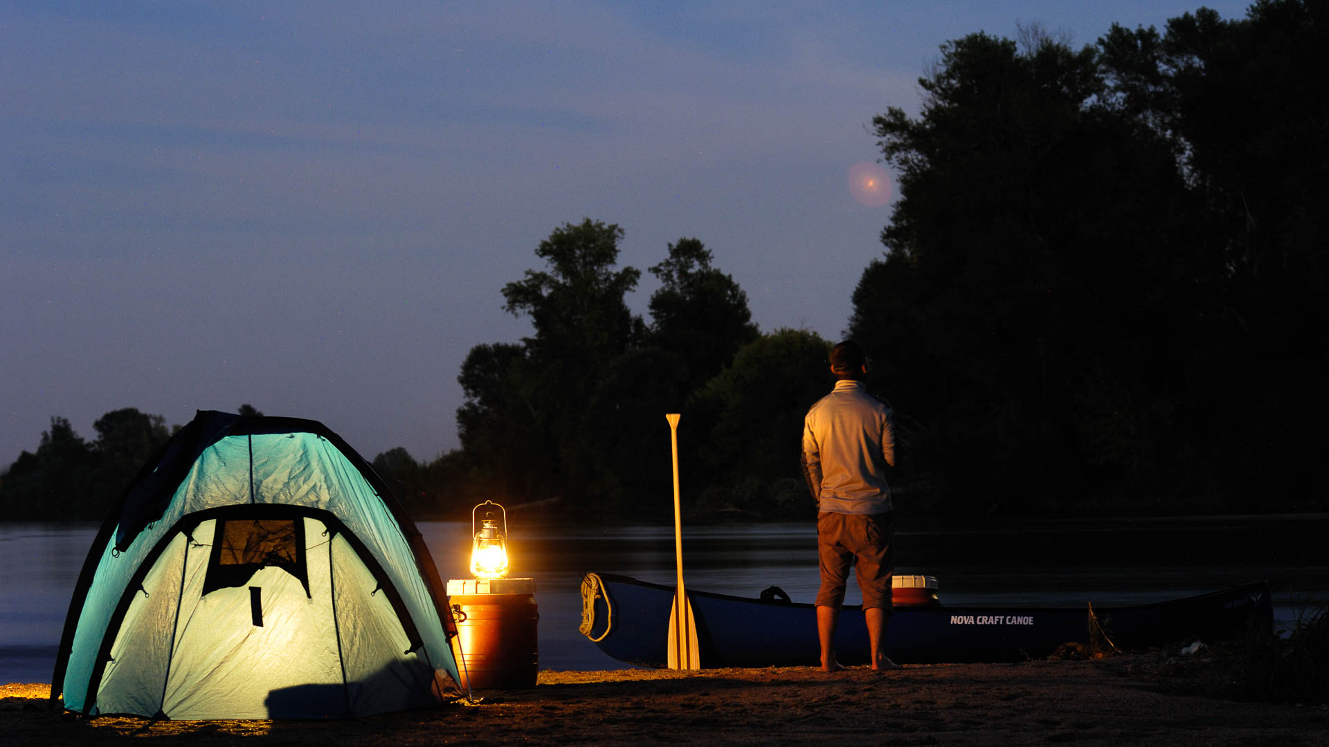 Tourisme durable, vacances éco-responsables : bivouac en Touraine avec Canoë Company, l'une des belles activités à pratiquer en Touraine au plus près de la nature, loin du tourisme de masse. Un exemple de voyage ne consomme pas forcément beaucoup de ressources ! Val de Loire, France.