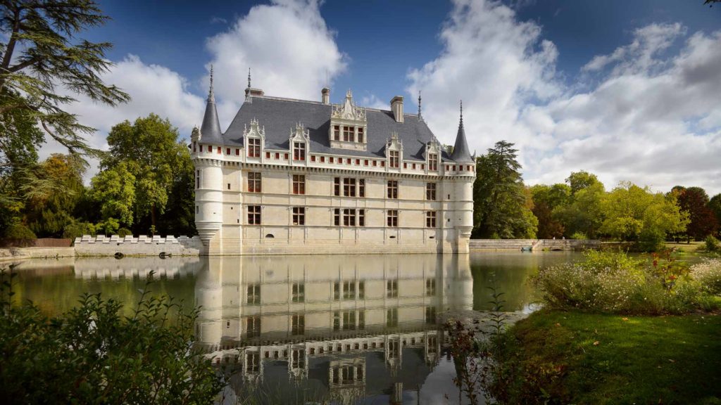 Quel est le plus beau château à visiter ? Peut être celui d'Azay-le-Rideau, ancien lauréat du monument préféré des Français, l'émission de Stéphane Bern sur France 3. Venez en voyage pour faire des visites de cette région et passer des vacances dans la vallée de la Loire pour un week-end en hôtel et découvrir l’architecture française du chateau des Dames (visite idéale pour un séjour en hôtel ou des vacances au cœur de la région Centre Loire (Tours, Villandry, Blois, Sully, Orléans, Chambord, Chaumont, Saumur) à 2h de la ville de Paris et de Saumur). Chenonceau et son musée est l'un des plus prestigieux joyaux de l’architecture de la Renaissance française avec Chambord, Cheverny (Loir-et-Cher), Moulinsart, Saumur (Anjou) et de Chaumont-sur-Loire (Loir et cher) - Pour visiter ce monument historique et son parc et jardin en visite libre ou en visite guidée. Chenonceau et son musée de Cires est ouvert pour une visite au public toute l'année aux mêmes horaires que le chateau. Cet édifice avec son musée (Indre-et-Loire) est le monument historique le plus visité de France après Versailles (près de Paris), Chambord, le parc et jardins de Villandry, Saumur (Anjou), Blois (Loir-et-Cher), Cheverny (Loir-et-Cher), Moulinsart (Loir-et-Cher), Chaumont-sur-Loire (Loir-et-Cher), musée Rabelais, le musée des beaux-arts de Tours et le chateau de Sully (Anjou). Le temps est idéal pour faire une balade à vélo pour effectuer une visite libre ou visite guidée château de la Loire de Saumur et de son musée. Partir en vacances ou en séjour hotel dans la vallée de la loir à proximité de Paris est génial pour faire des visites pour visiter et découvrir entre autre l'histoire du musée et du chateau d'azay-le-rideau brûlé au xve siècle lorsque le roi d'Anjou, de séjour à Azay, est provoqué par les troupes bourguignonnes.