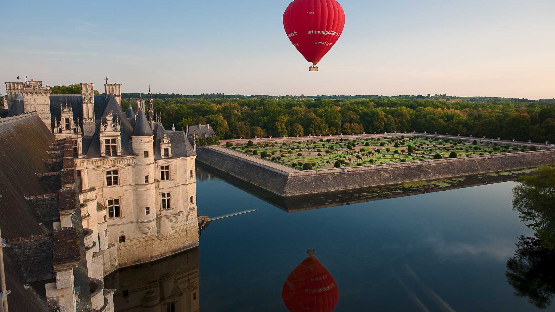 Un vol avec Art Montgolfière, un bon complément pour un week-end spa en amoureux au pays des châteaux de la Loire, en France. Hammam, Sauna, jacuzzi, massages, soins...