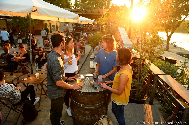 Aux côtés des marchés nocturnes, bien d'autres sorties sont possibles, à commencer par la guinguette de Tours sur Loire.