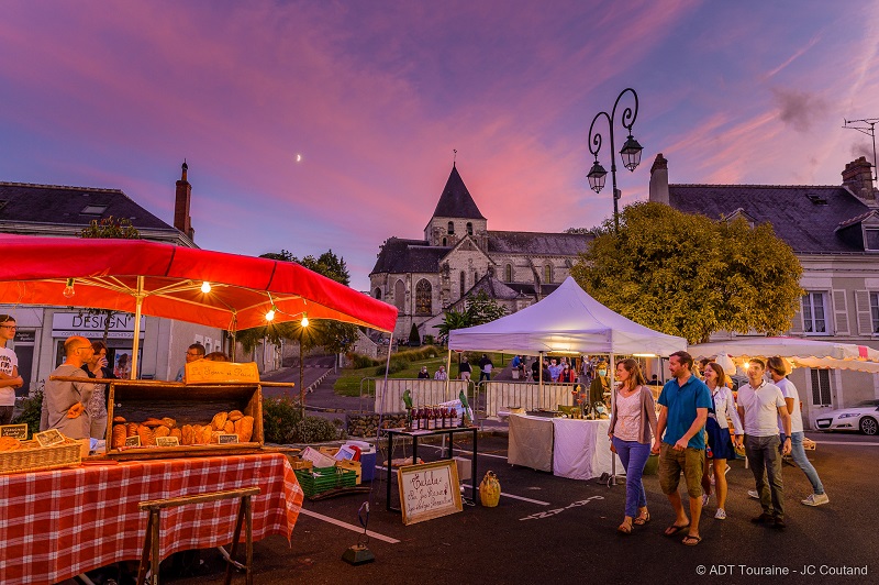 Le marché nocturne d'Amboise, avec ses artisans, ses producteurs locaux... L'un des nombreux marchés nocturnes organisés durant les vacances d'été en Val de Loire. France.
