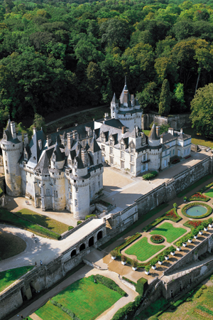 Vue aérienne du château d'Ussé, le château de la Belle au bois dormant.