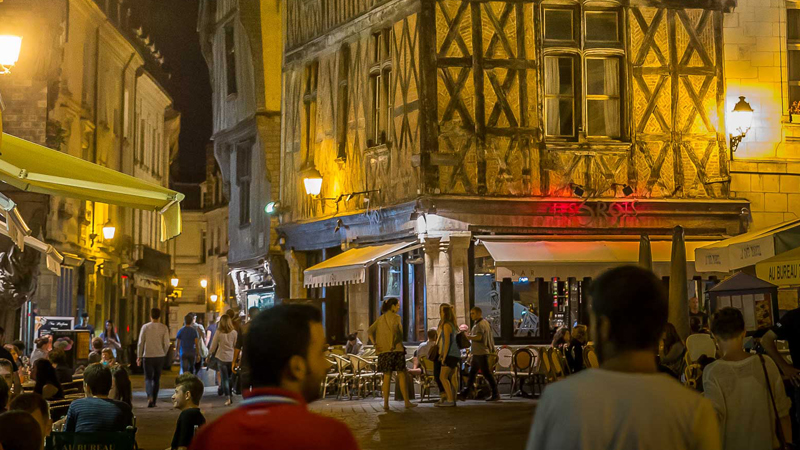 Place Plumereau, Tours, lieu de fête original avec ou sans accessoires après une journée d'enterrement de vie de jeune fille organisée par votre meilleure amie. Et donc, lieu culte pour une soirée d'enterrement de vie de jeune fille en Indre-et-Loire, en France. Idéal pour une evjf party à 2 heures de Paris, et pour une soirée de fête un peu compromettante, photo à l'appui ! Vous pourrez remettre votre cadeau d'evjf party à votre meilleure amie, entre filles, sans garçon à l'horizon, avec une collection d'activités originales.