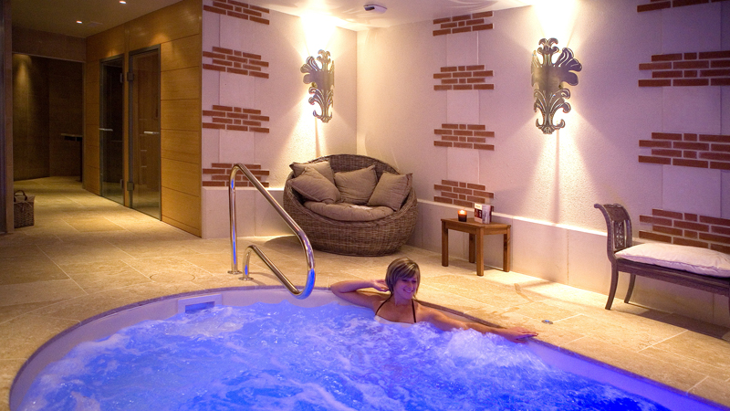 Hôtels de charme : réservez un château hôtel en France, entre Paris et Saint Nazaire. Le spa du château hôtel de Beaulieu, incitatif pour réserver un séjour de luxe ! Offres de séjour de charme à l'hôtel toute l'année. Détails sur les sites de voyage dans le monde.