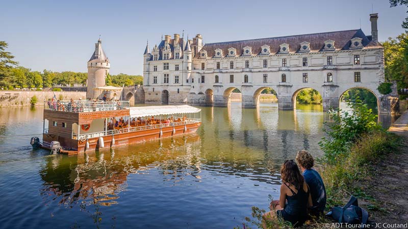 Vacances itinérantes à vélo, sur l'itinéraire Coeur de France à Vélo, Val de Cher, Canal de Berry. La Bélandre et le château de Chenonceau, en Indre et Loire, Région Centre Val de Loire.