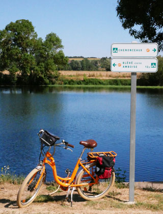 Vacances à vélo sur l'itinéraire du Cher à vélo. Cœur de France à vélo relie Tours, Chenonceau, Montrichard, le Zoo de Beauval, Vierzon, Bourges...