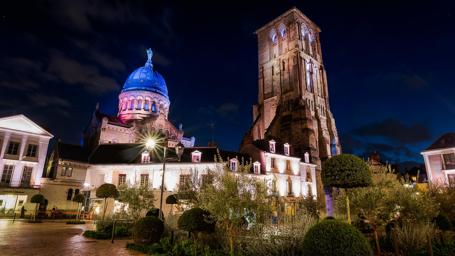 Sur le chemin de Saint-Jacques de Compostelle, durant l'année Jacquaire 2021 : la basilique Saint Martin de Tours, aux côtés de la Tour Charlemagne.