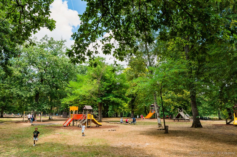 Jeux pour enfants, avant ou après le safari train de la réserve de Beaumarchais - Autrèche, Indre et Loire, Région Centre Val de Loire, France.