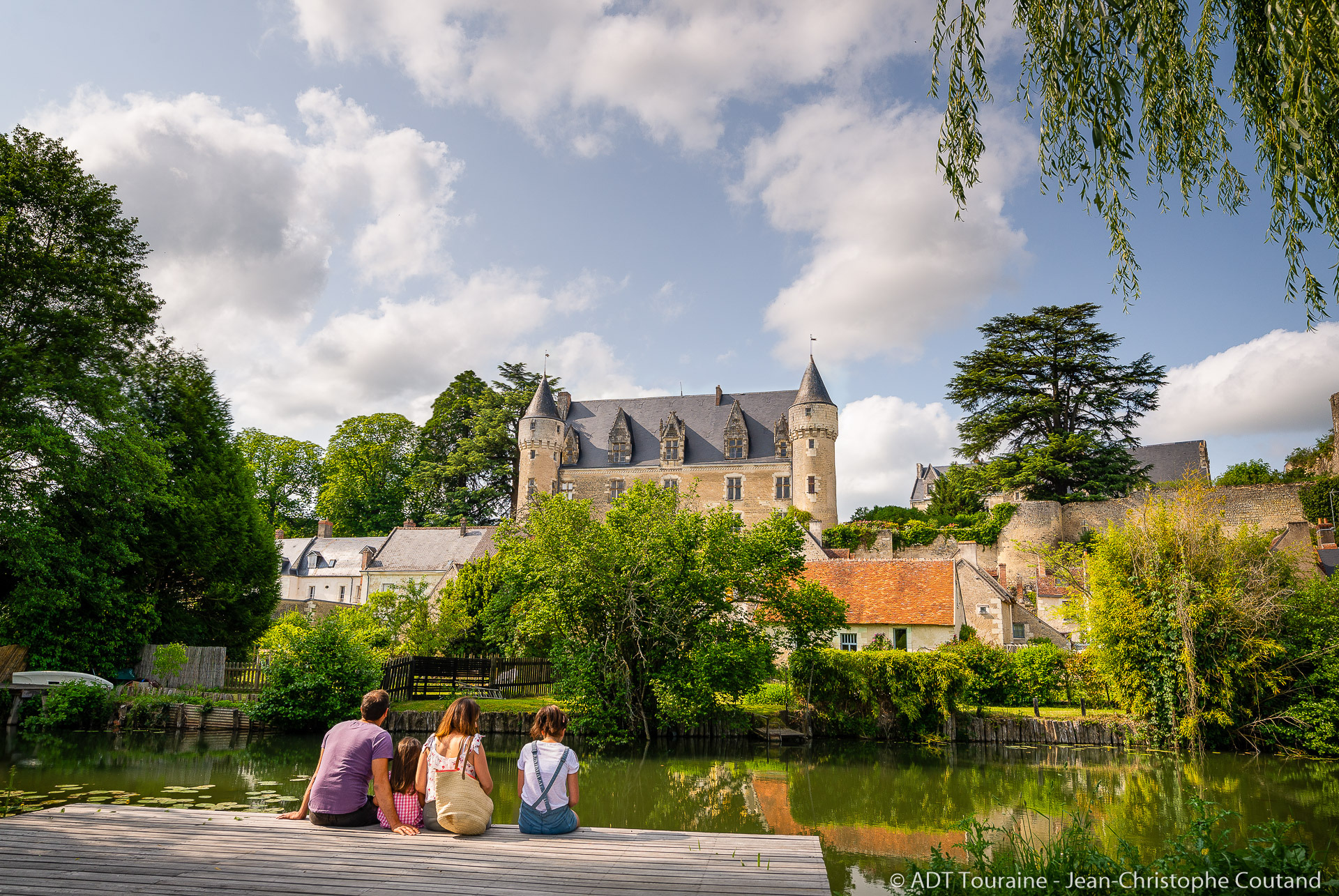 Le village de Montrésor, près de la ville de Loches, France (code postal 37600). Il est traversé par l'Indrois, un affluent de l'Indre.