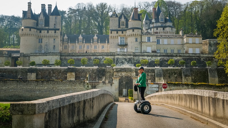 Balade en gyropode ou segway au bord de l'Indre, au château d'Ussé. Une alternative aux sorties en trottinette électrique durant les vacances en Val de Loire, au coeur de la France et des châteaux de la Loire.