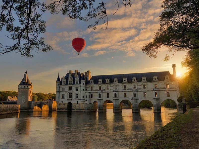 Survol des châteaux de la Loire avec la compagnie Art Montgolfières, en France. Image en jpg d'un vol en montgolfière en France, à 2h30 de Paris. Ne reste plus qu'à choisir une date pour un baptême de l'air. Photo jpg d'un pilote de montgolfière. La licence de pilote de ballon libre est un titre officiel. Le baptême de l’air en montgolfière est souvent un cadeau d’anniversaire, cela permet de partir en week-end proche de la ville de Paris (France) pour découvrir les plus paysages de la France à immortaliser en images. A bord, les passagers peuvent prendre des belles photos de la région. Le ballon de la montgolfière (lamontgolfiereclub) vous guidera au-dessus des châteaux, la personne qui manœuvre la montgolfière vous donnera une description, un avis et indiquera le type de château à photographier pour avoir une belle image du ciel et des paysages en jpg. Le link pour choisir la date du baptême du vol en montgolfière sera en description sur les sites Internet. Tous les avis, description sur le type de montgolfière et image sur le vol en ballon de lamontgolfiereclub seront recensés. Le vol en montgolfière au-dessus de la France est un événement pour toute personne qui souhaite s’échapper de la ville de Paris pour faire un baptême en vol en montgolfière le temps d’un week-end au bord des Alpes ou de la Bourgogne. L’art de choisir la bonne date pour effectuer la belle image en jpg des ballons lors du baptême du vol en montgolfière est très important pour tout type de personne (toudic, annonay) qui souhaite avoir au menu un bon souvenir de son week-end de la région en dehors de Paris.