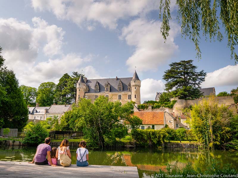 Visite du village de Montrésor et son château en famille durant les vacances d'été en Indre-et-Loire. 