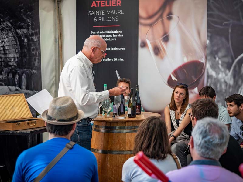 Vitiloire 2024, la fête des vins du Val de Loire à Tours, Indre et Loire, France. Verre de vin de dégustation à 6€. Initiation à la dégustation, avec suggestion d'accords mets et vins. Une grande manifestation à 2h de Paris, pour les amoureux du bon vin, des belles cuvées, et de l'art de vivre. Chaque année un bon millésime !