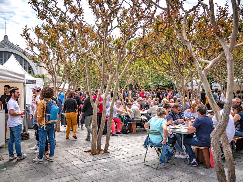 Vitiloire 2023, la fête des vins du Val de Loire à Tours, Indre et Loire, France. Verre de vin de dégustation à 6€. Le village gourmand accueille les passionnés du vin le temps d'un week-end de fête, à 2h de Paris. Nombreux domaines viticoles présents, pour déguster et remplir sa cave !