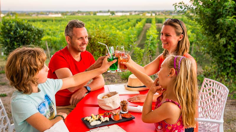 Cave de la dive bouteille, entre Tours et Saumur : bar à vins et visite de cave. Val de Loire, France.