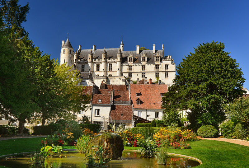 Cité royale de Loches, non loin du village des roses de Chédigny, classé jardin remarquable et récompensé pour son fleurissement par une fleur d'or au classement des villes et villages fleuris.