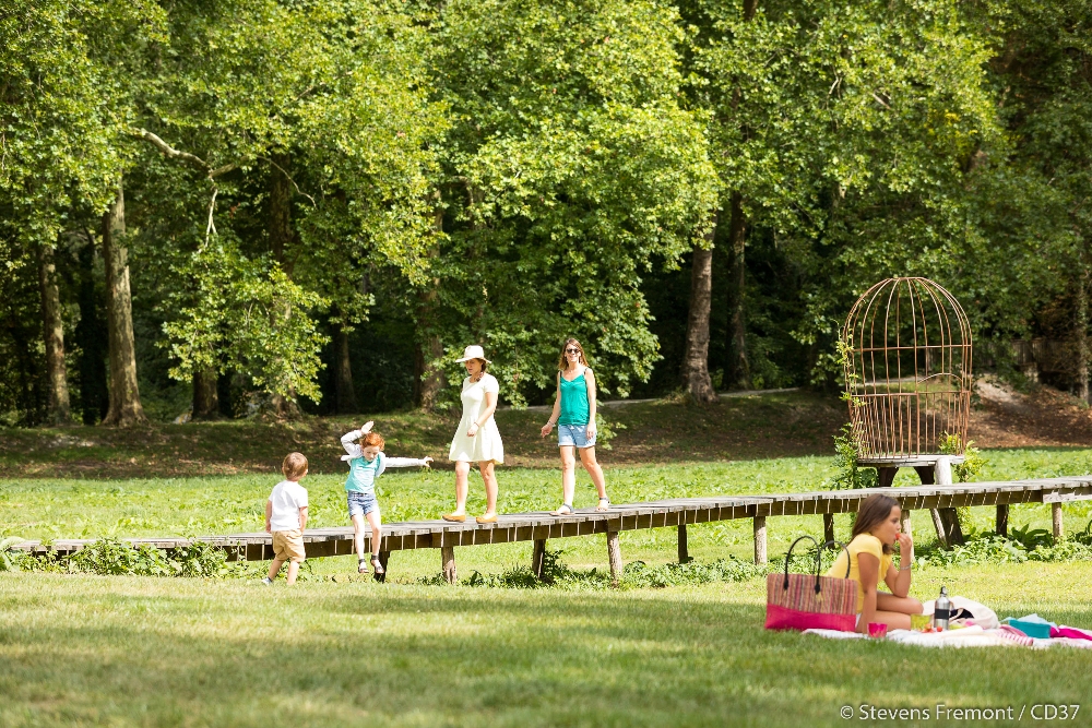 Aire de pique-nique en famille au domaine de Candé, à Monts, en France. Indre-et-Loire, 37.