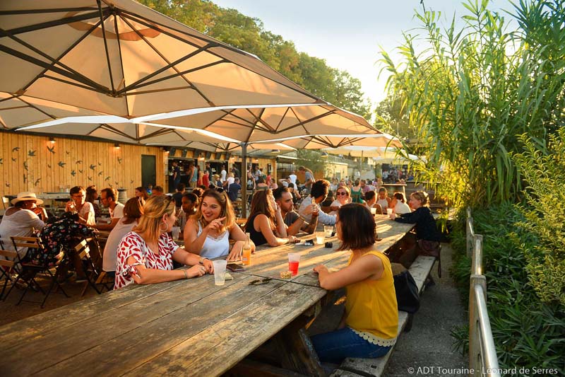 La guinguette de Tours sur Loire, au pied du pont Wilson, en Indre-et-Loire, à 2h de Paris. La guinguette principale, toujours très animée aux beaux jours. La guinguette du petit monde, un lieu qu'affectionnent particulièrement les tourangeaux à la page, pour boire un verre en journée comme en soirée, déjeuner au restaurant le midi, bref, pour sortir la semaine et le week-end selon le programme des événements : concerts, jeux, cinéma, café des langues, dégustation de vins... le tout sans dress code !