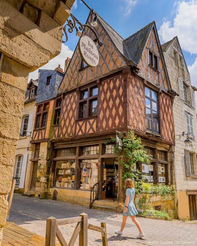 Maison à colombages, dite maison à pans de bois. On trouve aussi cet habitat à Tours, à l'instar de la technique à colombage de la région Alsacienne. Outre l'Alsace, on trouve ce type de maison à pan dans les villes du Nord et à Rouen et sa région (la Normandie).