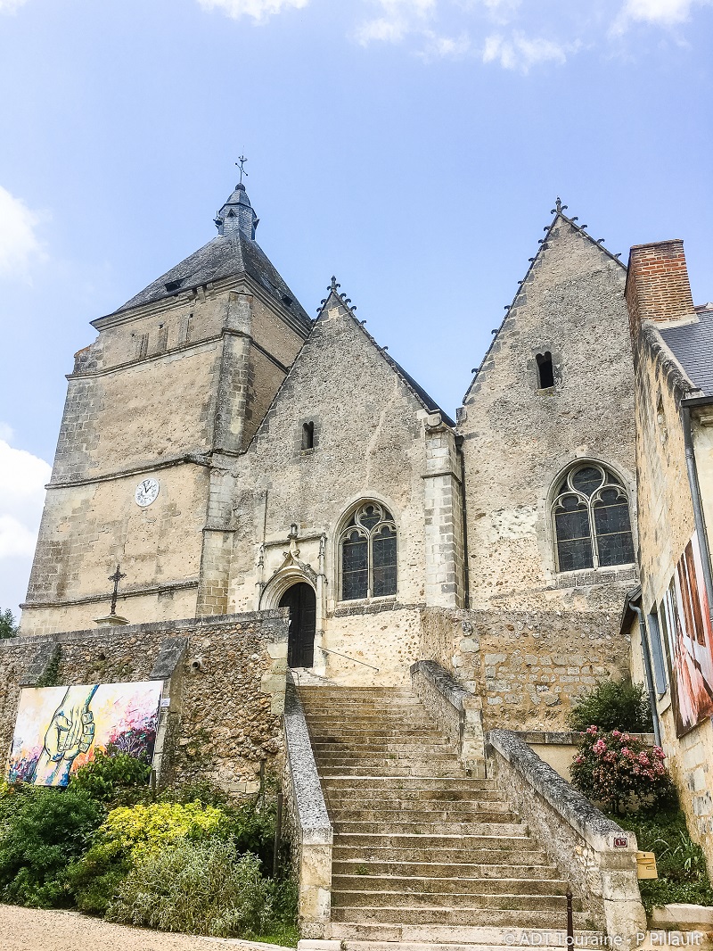 Collégiale de Bueil : une église au milieu du village ! Patrimoine cultuel en France et exercice du culte. Culture et cultes se mélangent, au gré de l'histoire.