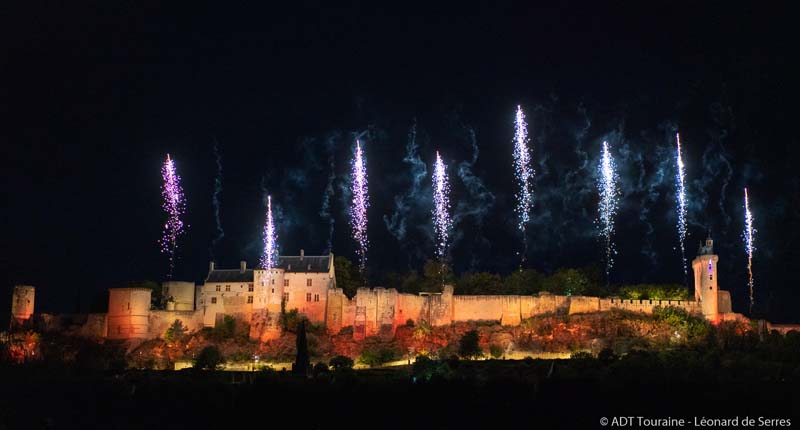 A 45 minutes de Tours, un beau feu d'artifice du 14 juillet 2022, avec une magnifique vue sur la forteresse de Chinon et la Vienne - Indre et Loire, France