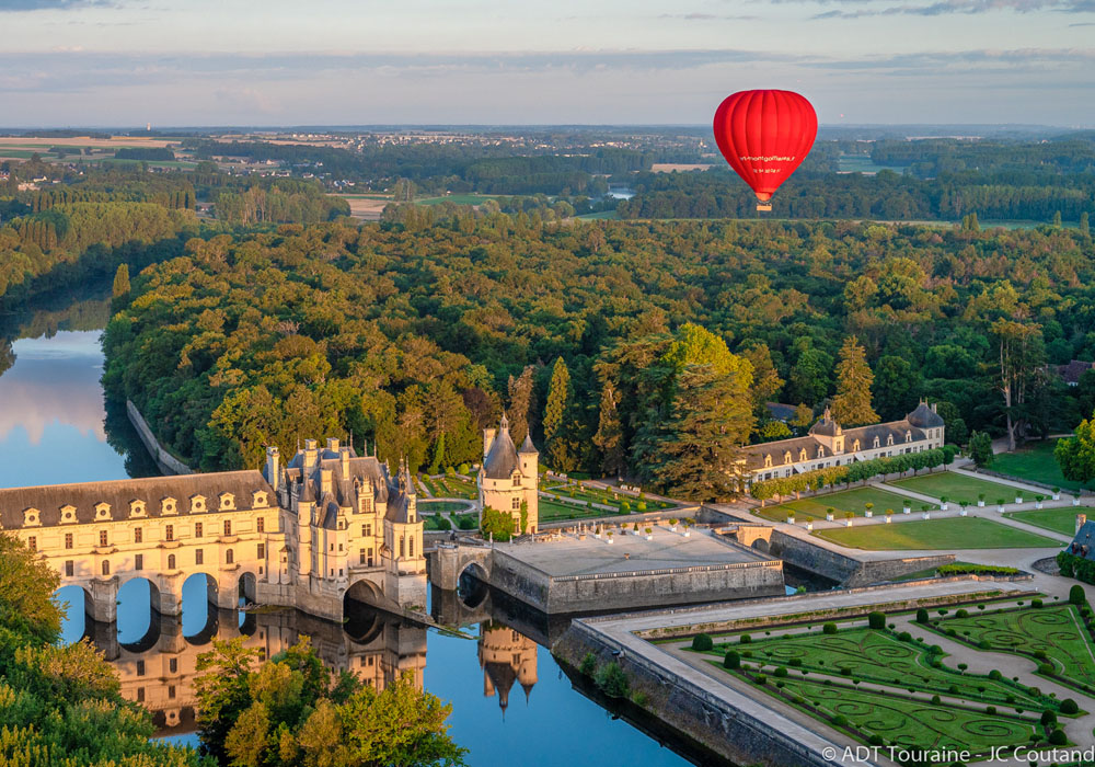 Vol en montgolfière. au dessus des châteaux de la Loire (Région Centre Val de Loire), à 2h30 de Paris, France. Vallée du Cher, au sud de la vallée de la Loire. Une date retenue, et on décolle ! Photo jpg