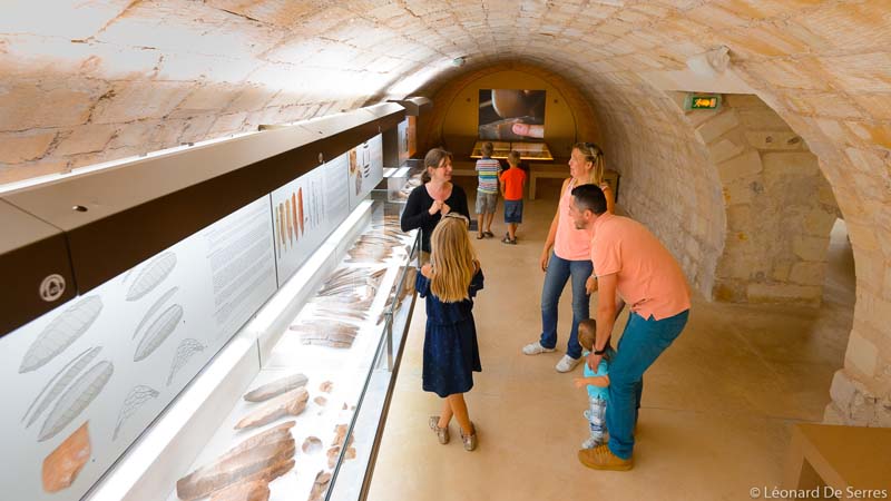 Idée de visite où partir pour les vacances de la Toussaint en France, à 2 heures de Paris, zone A, zone B, zone C : le musée de la préhistoire du Grand-Pressigny et ses ateliers pour les enfants. Durant les vacances scolaires, tout un programme est proposé.