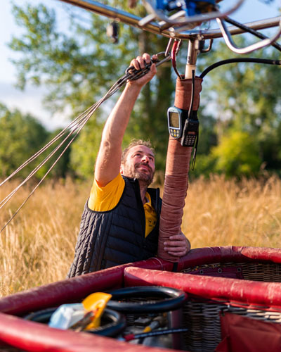 Image en jpg d'un vol en montgolfière en France, à 2h30 de Paris. Ne reste plus qu'à choisir une date pour un baptême de l'air. Photo jpg d'un pilote de montgolfière. La licence de pilote de ballon libre est un titre officiel. Le baptême de l’air en montgolfière est souvent un cadeau d’anniversaire, cela permet de partir en week-end proche de la ville de Paris (France) pour découvrir les plus paysages de la France. A bord, les passagers peuvent prendre des belles photos de la région. Le ballon de la montgolfière (lamontgolfiereclub) vous guidera au-dessus des châteaux, la personne qui manœuvre la montgolfière vous donnera une description, un avis et indiquera le type de château à photographier pour avoir une belle image du ciel et des paysages en jpg. Le link pour choisir la date du baptême du vol en montgolfière sera en description sur les sites Internet. Tous les avis, description sur le type de montgolfière et image sur le vol en ballon de lamontgolfiereclub seront recensés. Le vol en montgolfière au-dessus de la France est un événement pour toute personne qui souhaite s’échapper de la ville de Paris pour faire un baptême en vol en montgolfière le temps d’un week-end au bord des Alpes ou de la Bourgogne. L’art de choisir la bonne date pour effectuer la belle image en jpg des ballons lors du baptême du vol en montgolfière est très important pour tout type de personne (toudic, annonay) qui souhaite avoir au menu un bon souvenir de son week-end de la région en dehors de Paris.