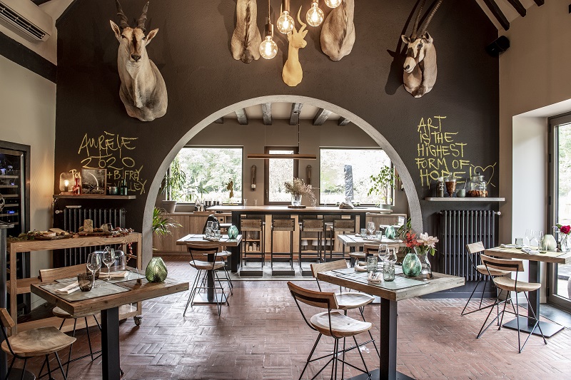 Ardent, le restaurant de Loire Valley Lodges au cœur de la forêt de la Duporterie. Esvres-sur-Indre, Indre-et-Loire, France.