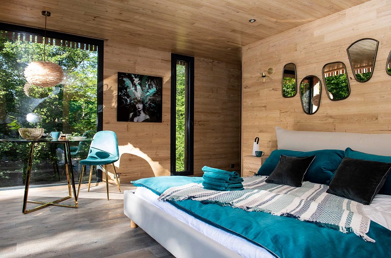 Hôtel Loire Valley Lodges : chambre avec vue pour un séjour nature au milieu de la forêt. Art, bien être, bain de forêt... Indre-et-Loire, France.