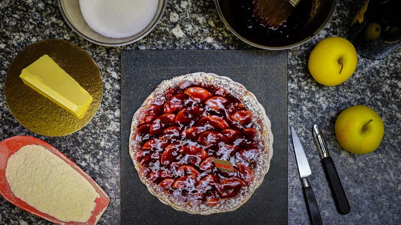 Pour réaliser en cuisine la tarte vigneronne selon la recette de la pâtisserie Ayrole, il vous faudra des pommes, du beurre, de la farine et des oeufs pour la pâte feuilletée, de la confiture de vin de chinon, et du sucre glace pour entouré le rouge des pommes avec du blanc. Gourmandise attitude, avec les vins de Chinon.