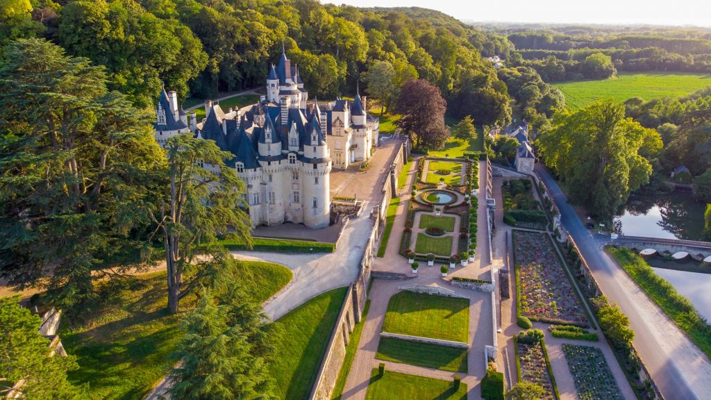 Dans la collection des châteaux de la Loire, dans la vallée de l'Indre, le château d'Ussé dresse sa fière silhouette dans le paysage depuis le XVIème siècle, à l'est de la ville de Tours en Indre et Loire et de la ville d'Orléans dans le Loiret, au sud de l'Eure et Loir. En Région Centre Val de Loire, culture, art, jardins, vins et Renaissance sont incarnés par les châteaux de la vallée de la Loire, à l'image des châteaux de Chambord et de Blois, dans le Loir et Cher. La France peut être fière de ce patrimoine mondial extraordinaire, lié à son histoire et à ses sites de visite. 