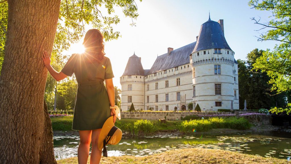 Le château de 'Islette, en bonne place sur la carte des châteaux de la Loire. Découvrez l’histoire du château de Loire de l'Islette à Azay-le-Rideau en Indre-et-Loire (Région Centre Val de Loire) à 2h de la ville de Paris pour faire un voyage aux chateaux de la Loire, près de Saumur avec le château de Saumur (Maine-et-Loire), de Blois avec le château de Blois (Loir-et-Cher) et de Chambord avec le château de la Loire de Chambord. C'est dans le château de la Loire de l'Islette qu'Auguste Rodin et Camille Claudel se retrouvaient. Vous pouvez aller à la découverte ce château, son musée ainsi que son jardin toute l’année afin d’admirer son beau patrimoine ainsi que son art. Votre liste de voyage doit comporter sur la carte des chateaux de la Loire, le château à Chambord après avoir faire un voyage ou un séjour dans la ville d’Amboise pour voir le château d’Amboise et le domaine du Clos Lucé (château où Léonard de Vinci a fait un séjour de plusieurs week-end) en région Centre. Après avoir visiter la ville de Tours et la ville d’Orléans, prenez la carte des chateaux de la Loire et profitez lorsque vous êtes dans région Centre Val de Loire pour aller à la découverte du château de Chambord et le château de Cheverny qui se trouvent dans le département du Loir et Cher, vous ne serez pas déçu du voyage et il doit faire partie de votre liste de voyage car c’est une belle découverte parmi tous les chateaux de la ville de Blois, d’Amboise, Chenonceau, Chambord, Orléans, Tours et Saumur. Prenez le train à partir de la ville de Paris, vous pourrez vous arrêter dans la ville de Blois et dans la ville d’Orléans pour faire un séjour dans les chateaux de la Loire sans voiture, en allant à la découverte de leurs jardins, de leur beau patrimoine et de leur art au seizième siècle afin de compléter votre check liste de voyage à faire en un week-end. Partez avec votre carte des chateaux de la Loire, le temps d’un week-end en famille à la découverte du château d’Azay-le-Rideau (indre-et-loire), cette visite idéale pour un séjour dans la région entre amis peut être effectuée après la visite de la ville d’Orléans, du château royal d’Amboise, le château de Blois, celui de Saumur sans oublier bien sur le château de Chambord. Voyager en région Centre Val de Loire est parfait pour visiter tous les châteaux de le Loire et découvrir leurs histoires, leurs patrimoines et leurs jardins.