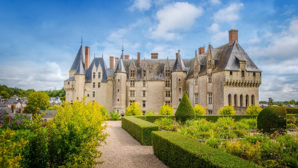 Partez à la découverte de la résidence royale du roi François ier – roi Louis XIV (Xvie siècle) y enfermera lors de son séjour Nicolas Fouquet et les ducs de Lauzun, Antonin Nompar de Caumont. Le chateau d'Amboise et ses jardins surplombe avec sa tour la vallée du roi François, les bords de Loire de cette ville. La salle du chateau est meublée à la fois de style gothique : un dressoir (appelé aussi crédence ou buffet), un coffre, deux chaires, une chaire, des tables « à l'italienne » disposant d'allonges, un grand coffre en noyer sculpté et anciennement doré. Les murs sont décorés de tapisseries d'Aubusson du xviie siècle d'après des cartons de Le Brun. Sur l’architecture du bâti de la tour, l'embrasure de la fenêtre décorée de bâtons de pèlerins, de bourses pleines de pièces de monnaie et d'une besace, rappelle que cette ville était une étape des pèlerins qui se rendaient à Saint-Martin-de-Tours avant de poursuivre leur chemin jusqu'à Saint-Jacques-de-Compostelle. Ce monument et ses jardins est situé à 25 kilomètres de la ville de Tours (Indre-et-Loire) entre Saumur (Maine-et-Loire) et Blois (Loir-et-Cher) au cœur de la France. Cette architecture de la Loire est idéale pour un séjour en vélo dans la vallée du roi François, qu’elle soit en visite libre ou en visite guidée pour un week-end en hôtel ou des vacances au cœur du de la région Centre-Val de Loire (Tours, Blois, Sully, Orléans, Chambord, Cheverny, Chaumont, Saumur) à 2h de la ville de Paris et de Saumur (France). Venez en vacances faire un séjour en hôtel à proximité de Tours (Indre-et-Loire) au cœur de la France et de son musée. Prenez votre vélo pour faire des visites de cette pour visiter le château de la Loire de Saumur et son musée.