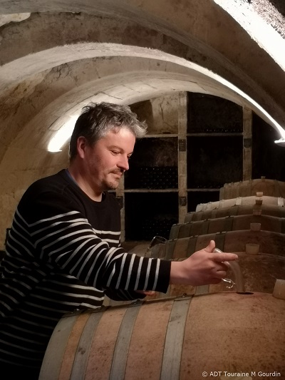 Visite de domaines viticoles : au domaine de la Noblaie (Ligré), Jérôme Billard présente avec passion ses différentes cuvées.