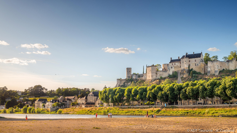 La forteresse royale de Chinon, qui a vu passer Jeanne d'Arc, à la rencontre de Charles VII.