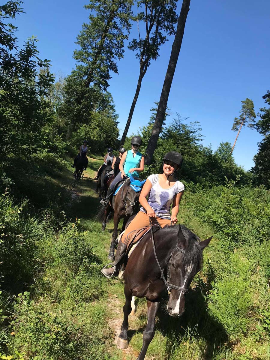 Balade à cheval dans la forêt de Loches avec l'écurie Aude Favreau, à Genillé.