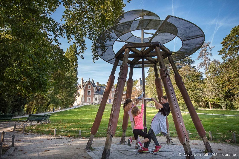 Le Clos Lucé est régulièrement retenu pour les voyages et sorties scolaires. Les enseignants trouvent là de quoi alimenter les cours d'histoire et l'imaginaire des jeunes enfants, stimulé par plein de découvertes. Amboise se situe à environ 2h de Paris avec un transport en autocar. Idéal pour une sortie scolaire en France, en Europe !