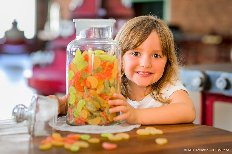 Le conservatoire de la confiserie, à Amboise. La visite préférée des enfants avec des bonbons, dragées en chocolat et autres plaisirs sucrés signés Nicolas Viollet et son équipe de confiseurs. Le sucre à l'honneur à Amboise, en France.