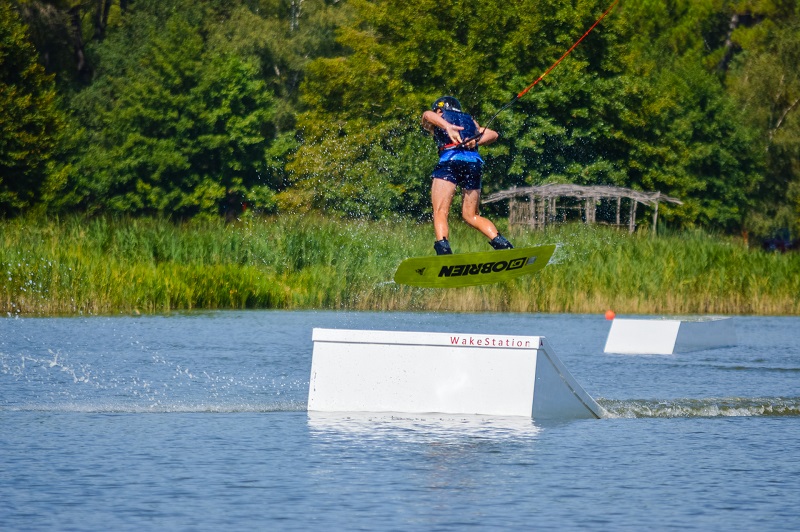 Enterrement de vie de garçon près de Tours. Activité wake park, dans l'eau. EVG avec les copains en Indre-et-Loire, France.