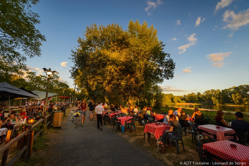 Quelle est la meilleure période pour faire le chemin de Saint Jacques de Compostelle à Vélo ? au-delà des conditions météorologiques, le printemps et l'été permettent notamment de profiter des guinguettes, comme celle de Lulu Parc à Rochecorbon, qui se situe sur le chemin de Saint Jacques à Vélo depuis Rambouillet et Chartres en Eure-et-Loir, sur l'itinéraire V41 de la Région Centre Val de Loire. Une bonne option pour traverser la France pour des vacances sous le signe du cyclotourisme, sans voiture. Les circulations douces ont de l'avenir !