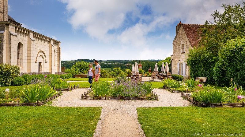 Le Jardin Saint Louis de Loches, jouxtant la collégiale Saint-Ours où l'on peut voir le gisant d'Agnès Sorel, selon la volonté de Charles VII dont elle était la première favorite officielle d'un roi de France.