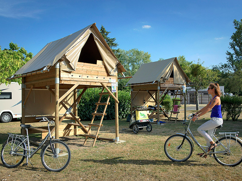 Camping en Val de Loire : camping Onlycamp à Saint Avertin, avec une jolie piscine municipale toute proche, des emplacements et la location de tente lodges pour faire une étape sur l’itinéraire de La Loire à Vélo. En Indre et Loire, dans la région Centre Val de Loire, ce camping porteur du label Accueil Vélo est un bel endroit au cœur de la nature pour séjourner et visiter les châteaux de la Loire.